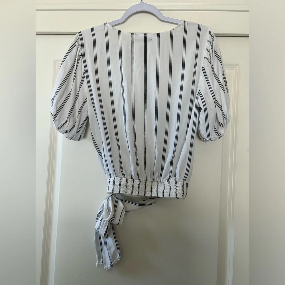 Abercrombie & Fitch White and Gray Puff Sleeve Wrap Blouse